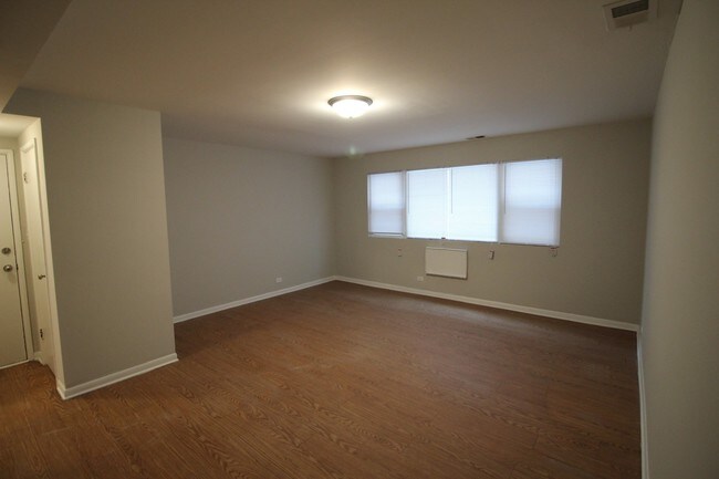 Building Photo - 1642 W Morse Ave