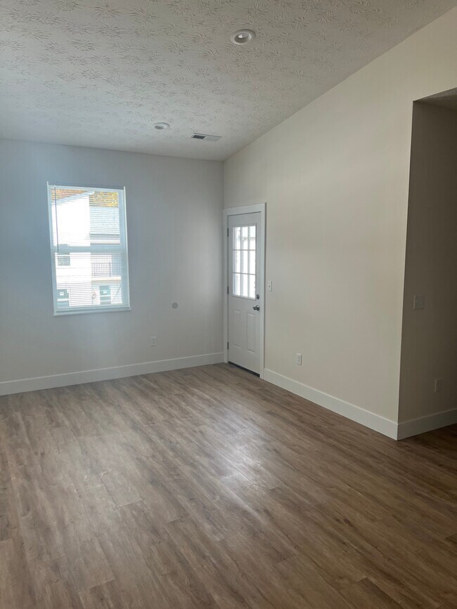 Building Photo - 410 Courtyard Ln