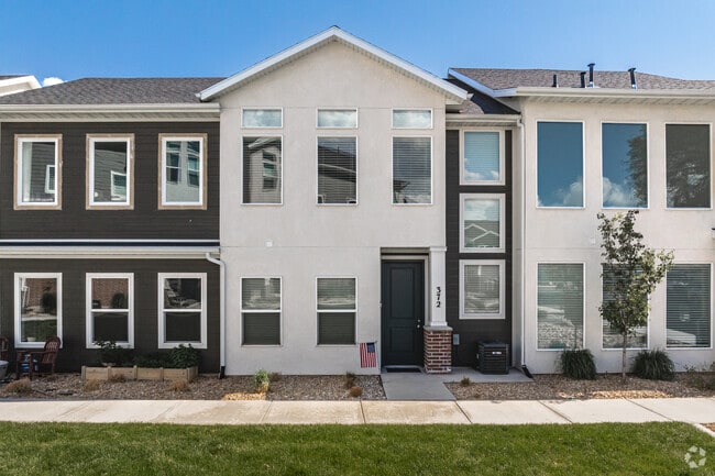 Entrada al edificio - Gentile Station Townhomes