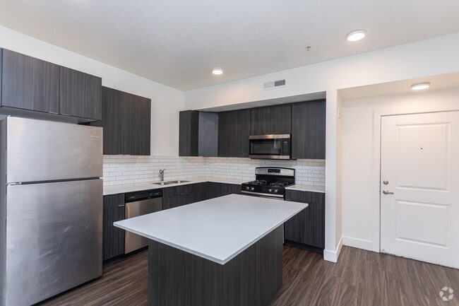 2BR, 2BA - 986SF - Kitchen - Onyx Apartments