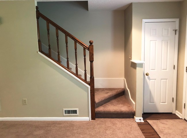 stairwell with closet at front door - 843 21st Ave NE