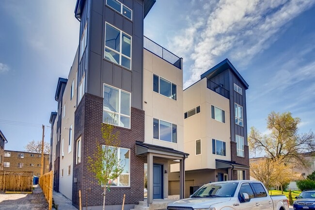 Foto del edificio - Corona Townhomes