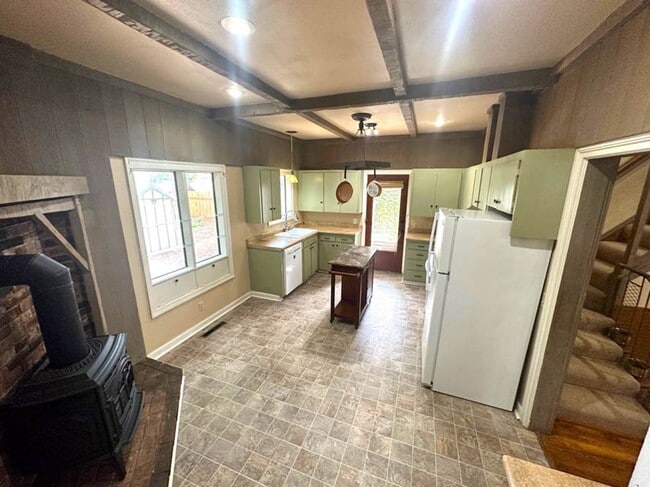 Building Photo - 3 bed 1 bath, Month to Month in the middle...