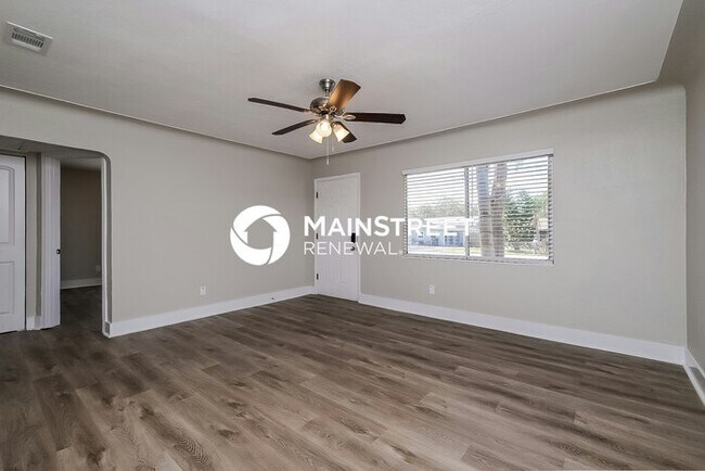 Building Photo - 3 Bedroom Pet-Friendly Home in ST PETERSBURG, FL with Main Street Renewal