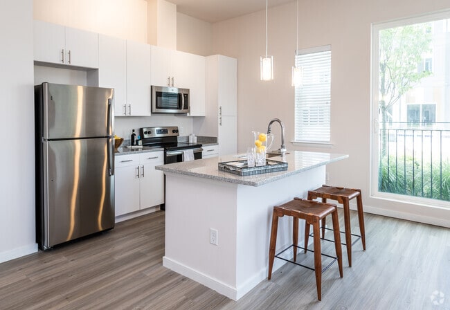 2BR, 2BA - 1167 SF - Center West