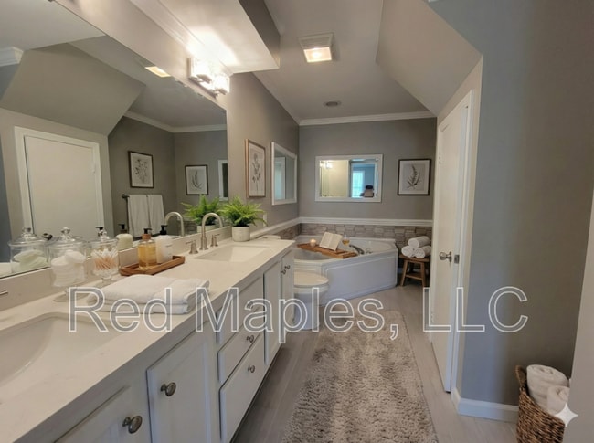 Building Photo - 332 Villa Dr