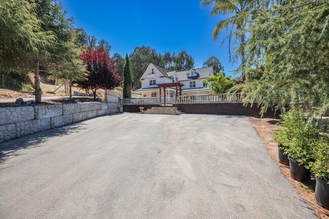 Building Photo - One Of A Kind Country Property!