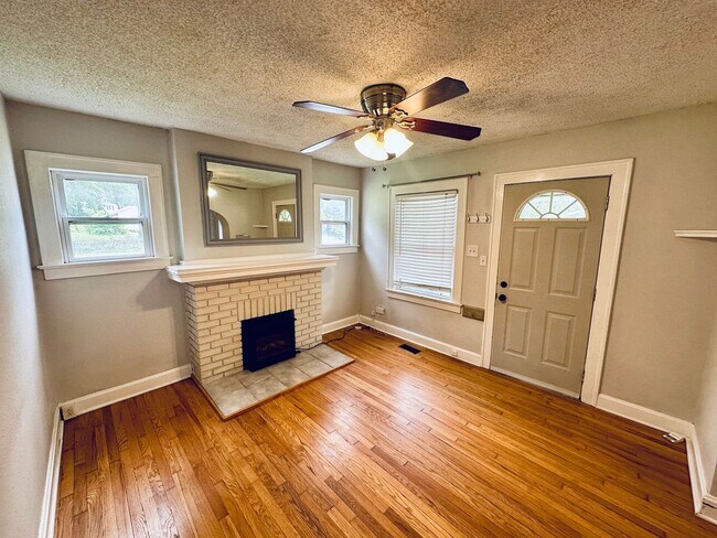 Foto del edificio - {101} Charming Waldo Home with Updates Thr...
