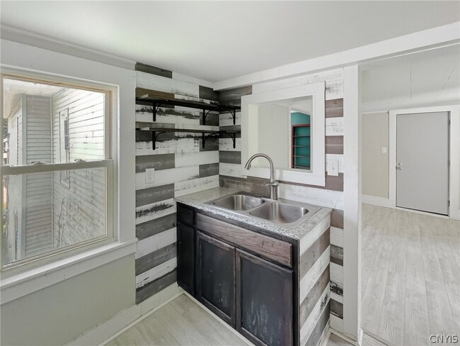 Building Photo - 262 W 4th St S