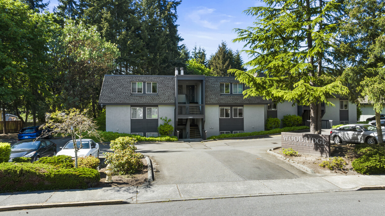 Main Driveway - Woodridge Apartments