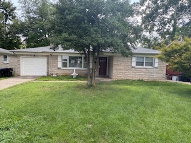 Building Photo - 2 Bedroom 1 Bathroom Home Available Soon