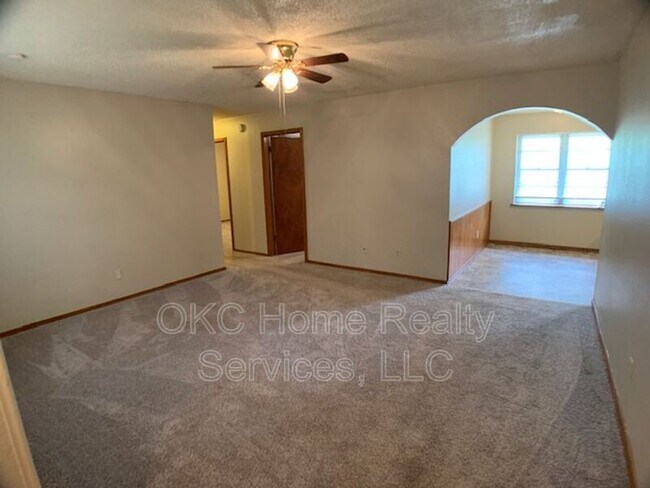 Building Photo - 402 Gayclifee Terrace