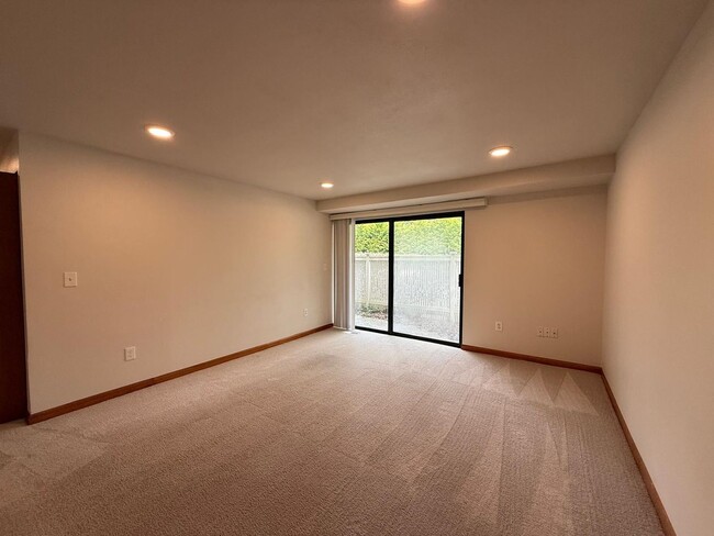 Building Photo - Updated 2BR Condo Near Juanita Village & Beach – Pool, Gym, Parking Included