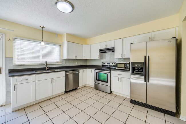 Building Photo - 2391 Crescent Park Dr