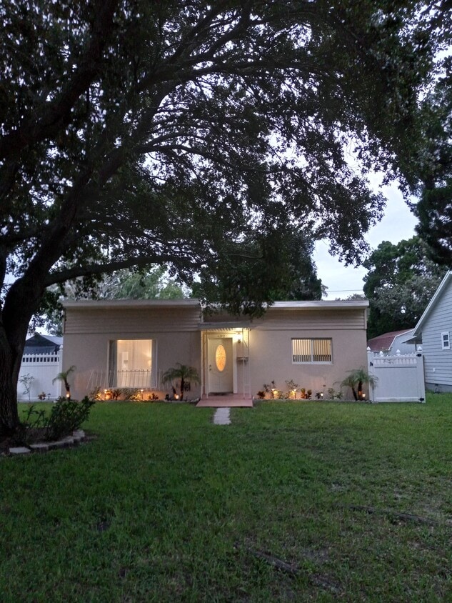 Primary Photo - 4220 37th Ave N