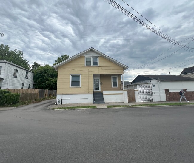 Building Photo - 673 S 27th St