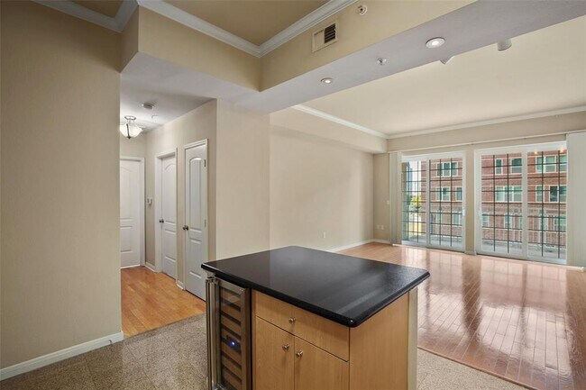 Building Photo - 3225 Turtle Creek Blvd