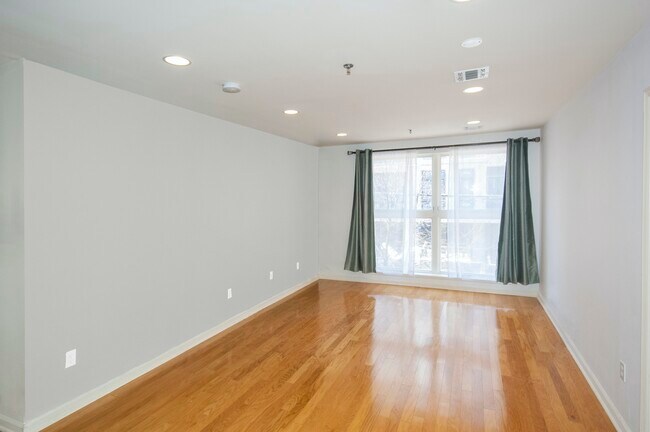 Foto del edificio - Spacious Harrison Court 1Bed Apt