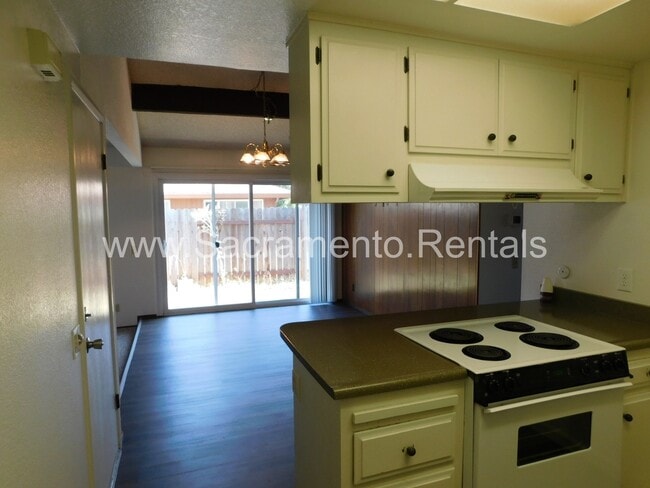 Building Photo - Orangevale 2bd/1ba Duplex with Garage