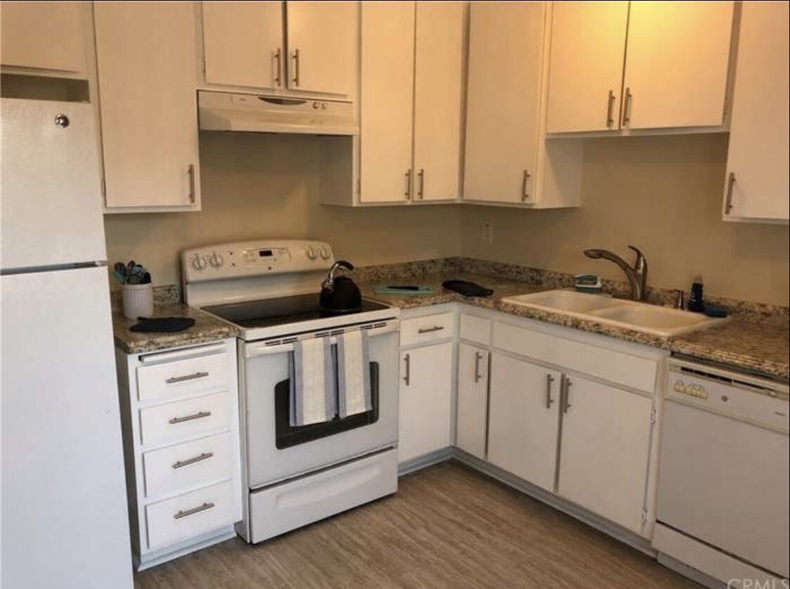 Foto principal - 817 W 232nd St