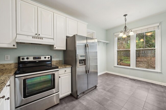 Building Photo - Pet friendly, 3 bedroom home with bonus room and fenced yard in Woodlake!