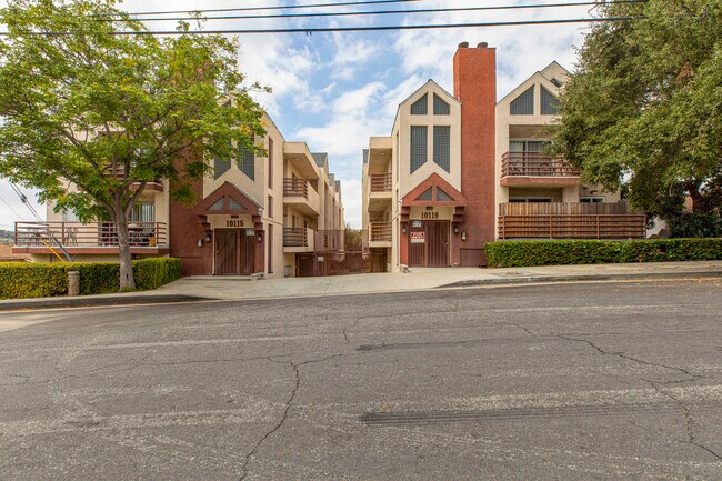 Building Photo - 10119 Pinewood Ave