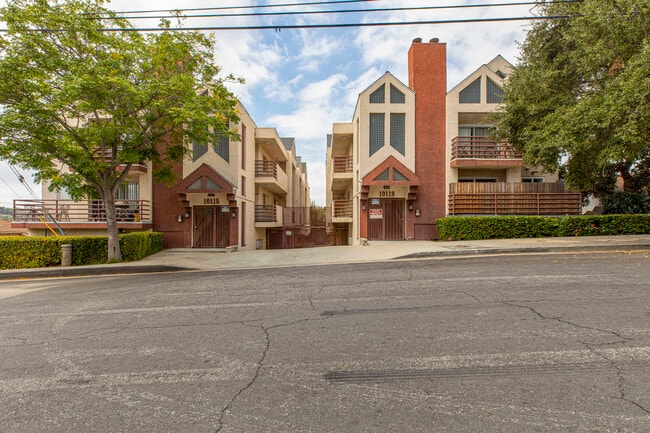 Building Photo - 10119 Pinewood Ave