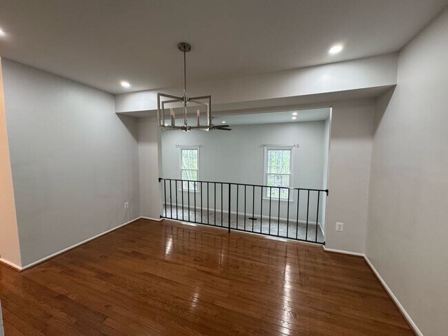 Foto del edificio - 5215 Lonsdale Dr