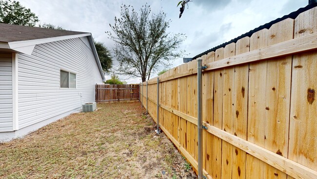 Building Photo - PRICE IMPROVEMENT!!! NOW ONLY $1295!!!!