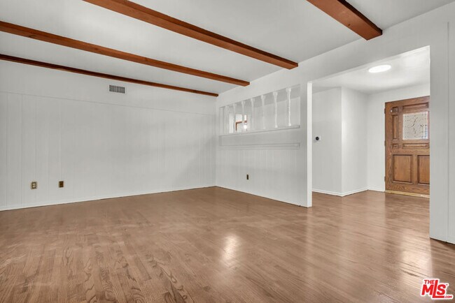 Foto del edificio - 9322 Lasaine Ave