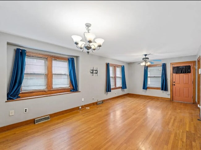 Building Photo - 423 Putnam Ave