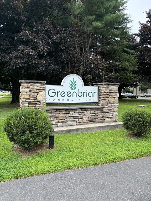 Primary Photo - 20 Greenbriar Dr