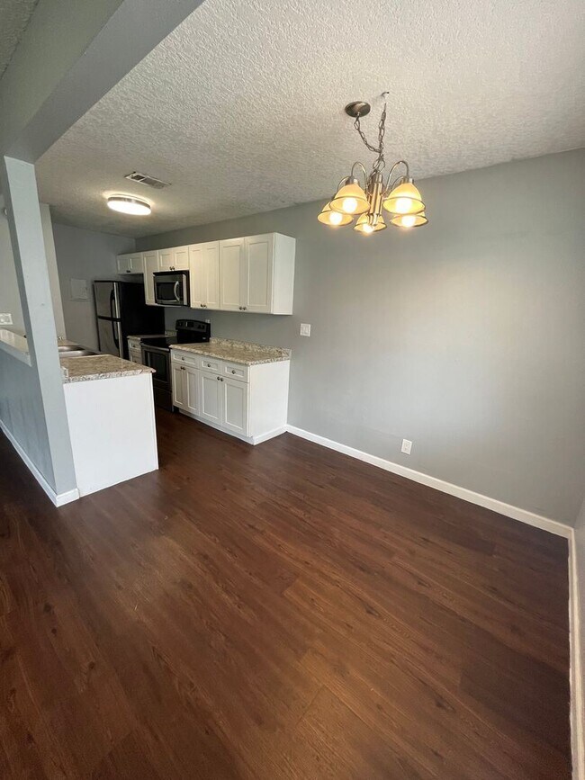 Building Photo - 2 br, 1 bath House - 804 W TIFFANY DR #3
