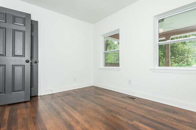 Foto del edificio - Eastland Rd - House