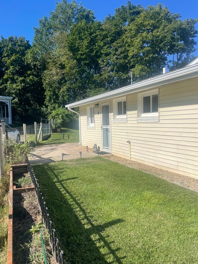 Building Photo - 9 Wickes Ln