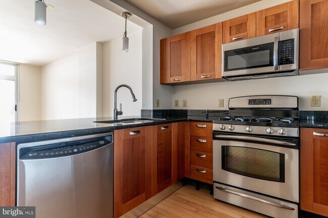 Building Photo - 5750 Bou Ave