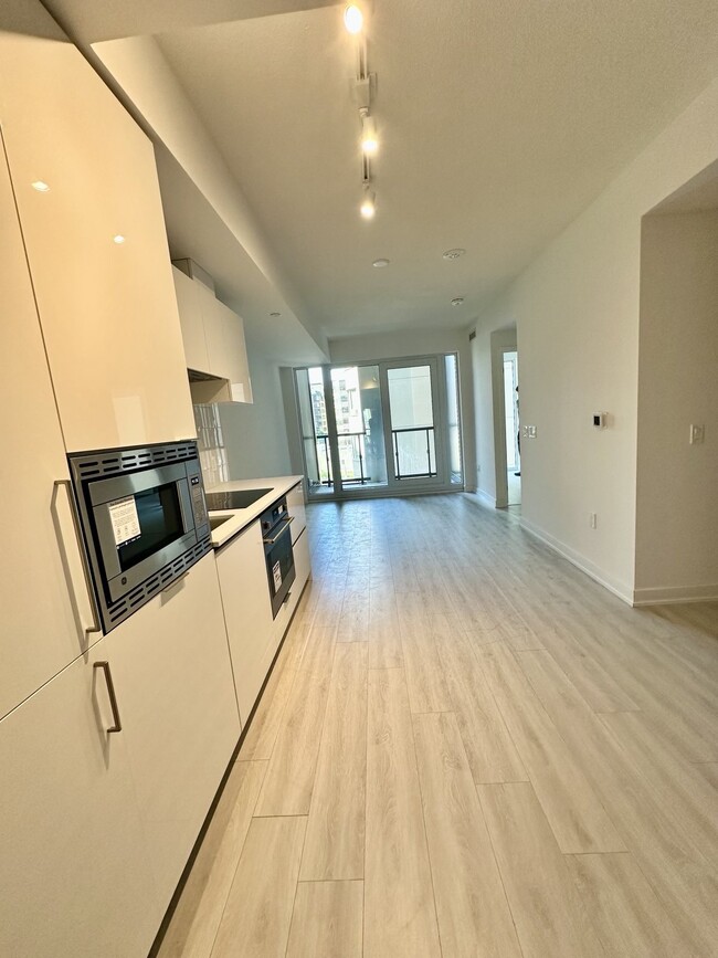 Building Photo - 238 Simcoe St