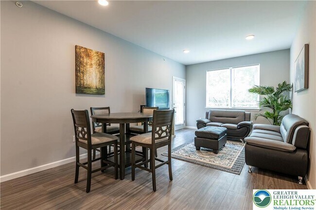 Building Photo - 948 N Front St