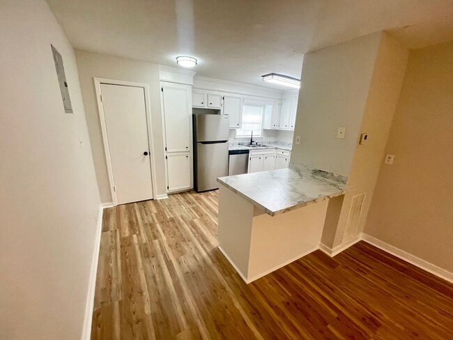 Building Photo - 1 Bedroom/1 Bath Duplex Unit Available for Rent in Brandon!