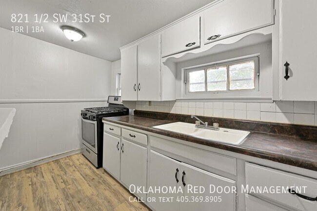 Foto del edificio - 821 1/2 SW 31St St-