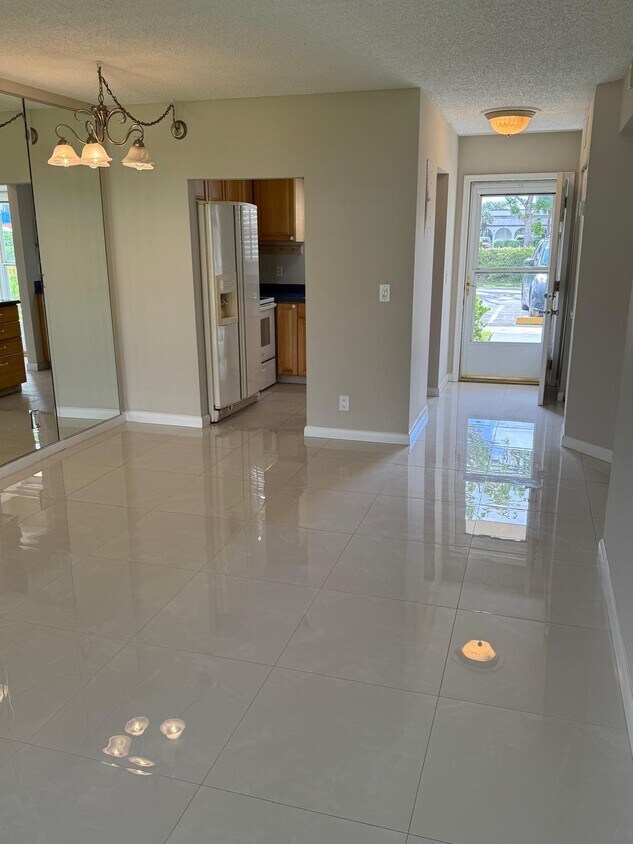 Foto principal - 9911 Sandalfoot Blvd