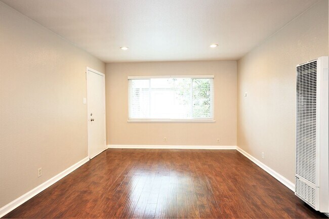 Foto del edificio - Beautiful 2 bed/1 bath Duplex with Attached Garage in Redwood City Available NOW!
