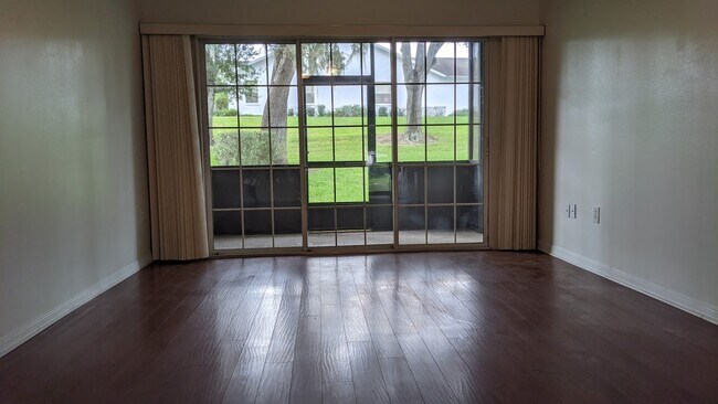 Foto del edificio - 3373 S Royal Oaks Dr