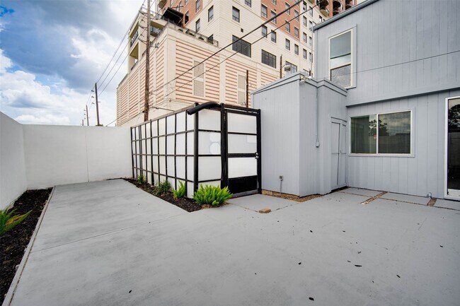Foto del edificio - 6311 Riverview Way