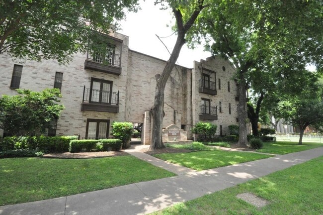 Building Photo - 2216 San Gabriel St