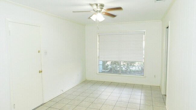 Foto del edificio - Spacious 3 Bedroom Home w/Fenced Yard!