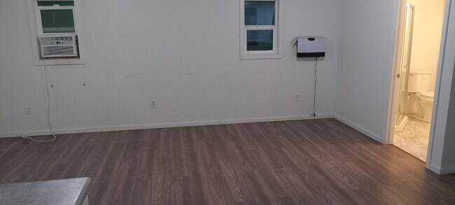 Foto del edificio - 5877 Lake St