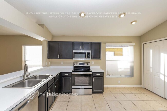 Foto del edificio - 6939 Crown Lake Dr