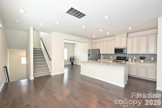 Foto del edificio - 2410 Arbor Loop Dr