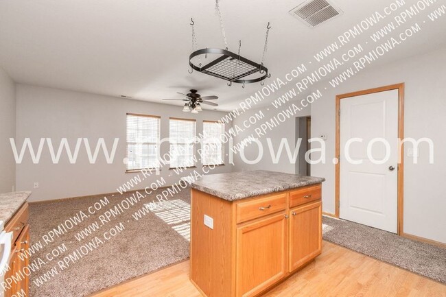 Building Photo - 3181 SW Sharmin Ln